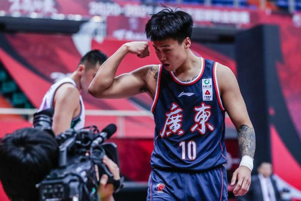第53分钟，莱万外围大力远射，马克西米亚诺再次做出扑救。